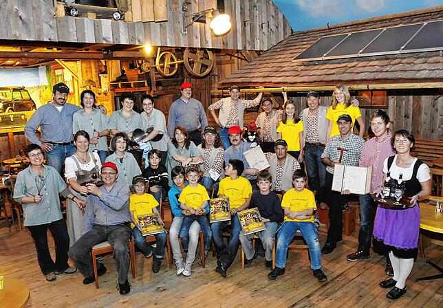 Gruppenbild aus dem Jahr 2011. Am Erfolg des Am-Vieh-Theaters wirken viele mit.