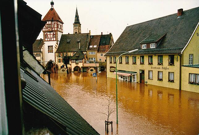 Das Hochwasser 1990 überflutet die Kirchstraße komplett. Wer sich hier fortbewegen möchte, der benötigt ein Boot.