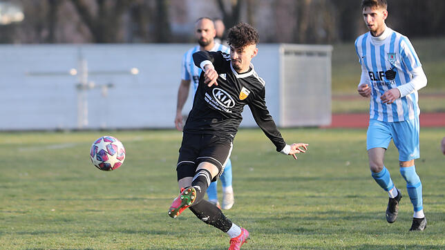Will mit seiner Mannschaft gegen den Konkurrenten TSV Singen punkten: Ardian Neziri (beim Schuss) vom SV Mühlhausen, hier in der Partie ...