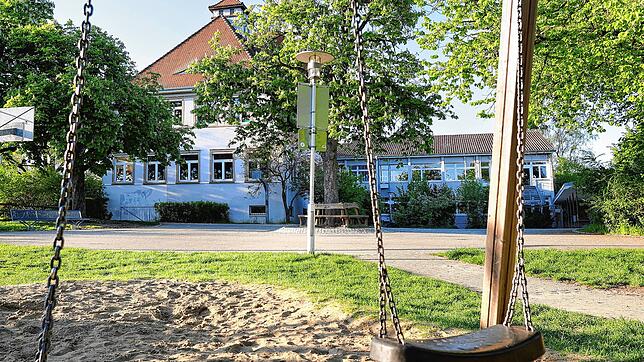 Die &bdquo;Storchenschule&ldquo; in Böhringen: Unweit der Schule sollte eine Mobilfunkanlage errichtet werden. Das sorgt für Kritik.
