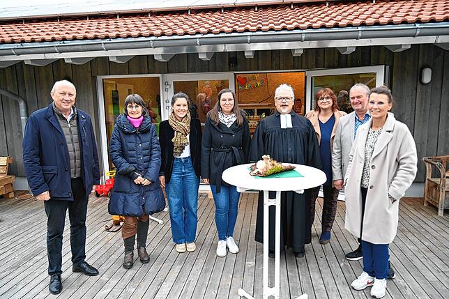 Einige besondere Gäste konnte Bürgermeister Thomas Schäuble (links) zur Eröffnung des Naturkindergartens auf dem Freizeitgelände in ...