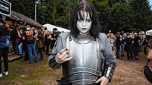 Sie orientiert sich mit ihrem Outfit am Mittelalter, genauer gesagt an einer Ritterrüstung.