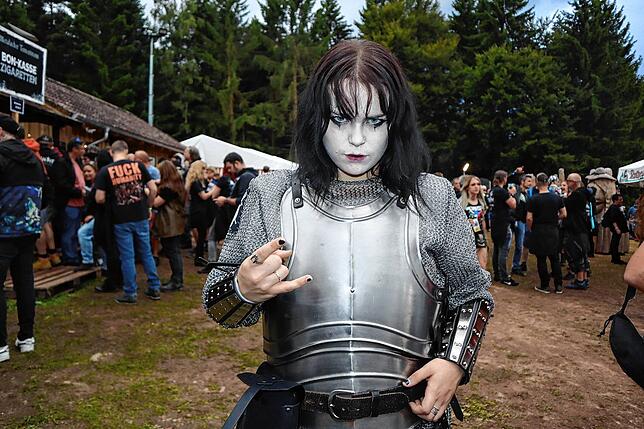 Sie orientiert sich mit ihrem Outfit am Mittelalter, genauer gesagt an einer Ritterrüstung.
