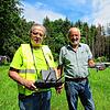 Manfred Rünzi (links) und Bernhard Huber zeigen eine Drohne und die Steuerung, um Rehkitze in Wiesen zu orten.