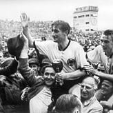 Der deutsche Stürmer und Kapitän Fritz Walter (Mitte oben) und sein Teamgefährte Horst Eckel (rechts) werden nach dem Triumph im ...