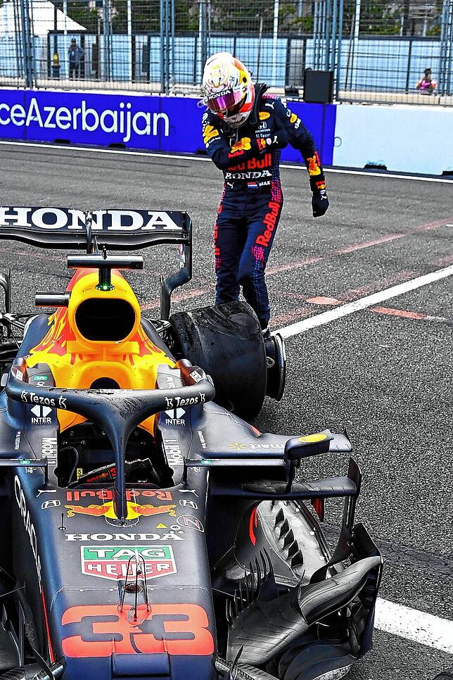Frust statt Podest: Red-Bull-Pilot Max Verstappen tritt in Baku gegen seinen Boliden, nachdem er zuvor wegen einer Reifenpanne ...