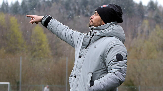 Ertan Tasdemirci, Trainer des VfR Stockach, musste mit ansehen, wie die Gäste aus Konstanz sein Team vor Herausforderungen stellte. ...