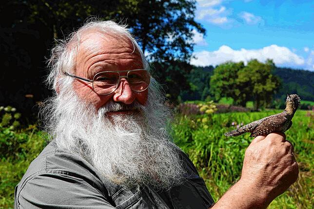 Der Ornithologe Peter Berthold mit einem Wendehals am Sielmann-Weiher in Billafingen. Bild: Privat