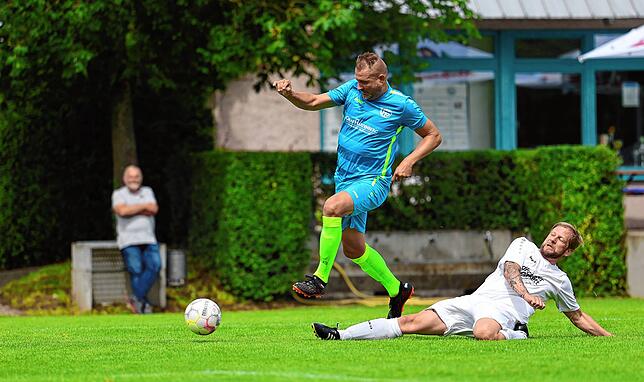 Bild 1: Ü40-Männer des FC Radolfzell stehen nach 6:0 gegen Pfaffenweiler/Ehrenkirchen im Verbandspokalfinale