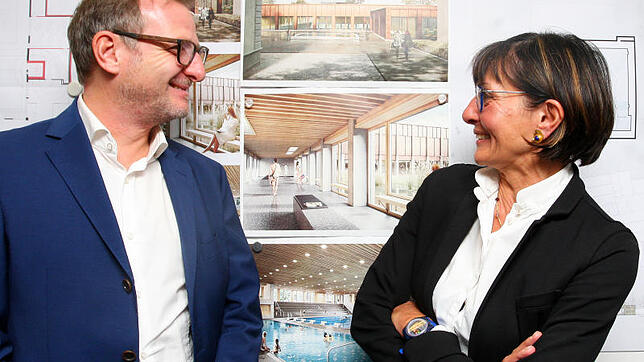 Vize-Schulpräsident Michael Thurau und Vize-Stadtpräsidentin Dorena Raggenbass sind von der Konzeption der Erweiterung des Thermalbads ...