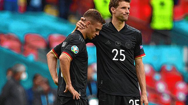 Joshua Kimmich (links) wird von Thomas Müller nach dem Aus gegen England im Wembley-Stadion getröstet.