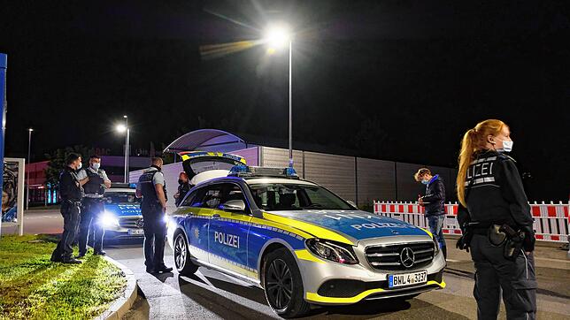 Die Polizei setzt auf Präsenz, um Treffen der Tuning-Szene einzugrenzen. Unser Bild zeigt ein Treffen am 28. Mai 2021 in Singen.