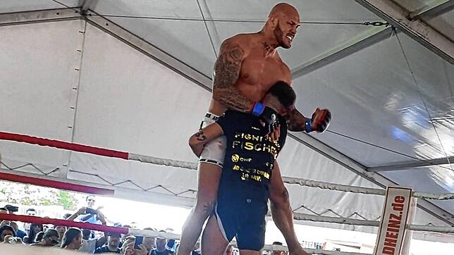 Erfolg hat Christian Fischer nicht nur im Boxsport. Der 23-jährige Blumberger Kampfsportler feiert hier seinen ersten Sieg bei einem ...
