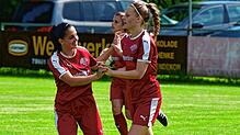 Großer Jubel: Lea Scharf (rechts) steuerte drei Treffer zum 8:1-Kantersieg des FC Hochrhein bei der SG Niedereschach/Kappel bei.