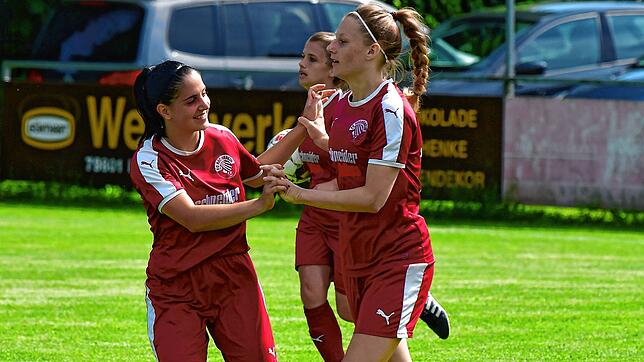 Großer Jubel: Lea Scharf (rechts) steuerte drei Treffer zum 8:1-Kantersieg des FC Hochrhein bei der SG Niedereschach/Kappel bei.