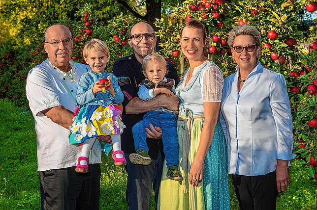 Drei Generationen, die zusammen leben und arbeiten: (von links) Peter Partikel mit Stella, Michael, Moritz und Julia Wurm und Ulrike ...