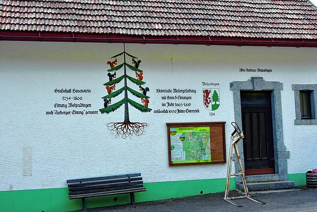 Die Einungsmeistertanne der Grafschaft Hauenstein ziert das alte Rathaus in Wolpadingen.