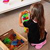 Ein Kind spielt in einer Waldshuter Kindertagesstätte mit Bauklötzen. Bei der Kinderbetreuung in den Einrichtungen im Landkreis wird ...