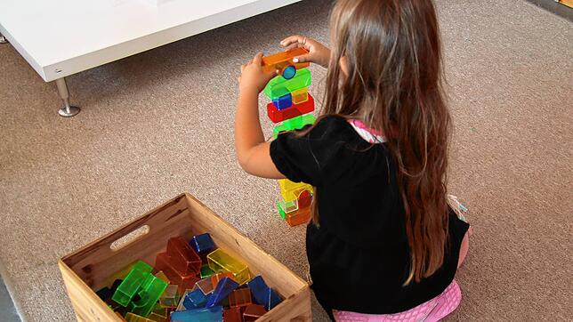 Ein Kind spielt in einer Waldshuter Kindertagesstätte mit Bauklötzen. Bei der Kinderbetreuung in den Einrichtungen im Landkreis wird ...