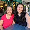 Die Redakteurinnen Jacqueline Weiß (links) und Graziella Verchio beim Mittagstisch-Check im Extrablatt in Singen.