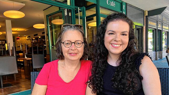 Die Redakteurinnen Jacqueline Weiß (links) und Graziella Verchio beim Mittagstisch-Check im Extrablatt in Singen.