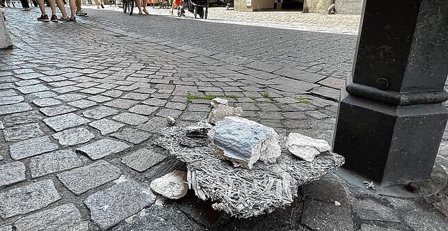 In der Hussenstraße liegt am Freitagmittag noch immer ein Gegenstand, bei dem es sich um das Stück Wand handeln könnte.