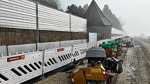 Eine im November 2024 im Bau befindliche Lärmschutzwand entlang der B33 bei Hegne im Landkreis Konstanz. Im Zuge des Baus der A98 werden ...