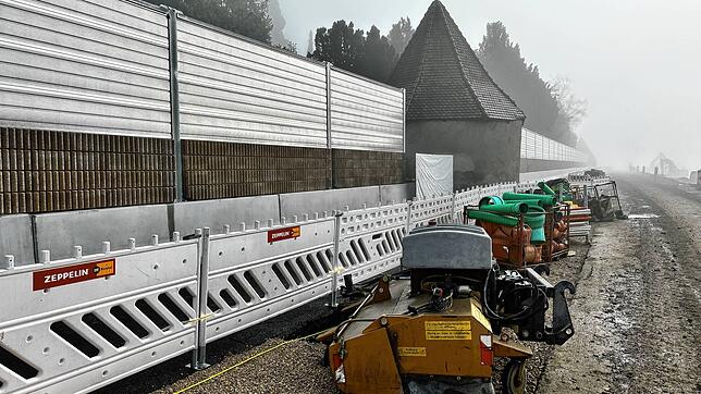 Eine im November 2024 im Bau befindliche Lärmschutzwand entlang der B33 bei Hegne im Landkreis Konstanz. Im Zuge des Baus der A98 werden ...