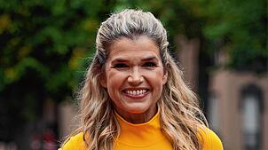 Anke Engelke (59) wurde schon als Kind für Rundfunk und Fernsehen entdeckt. Bei der Deutschen Bahn schnuppert sie ins Berufsbild ...