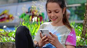 Ein Leben ohne Smartphone scheint für die meisten Jugendlichen und schon im Kindesalter unmöglich. Doch die Gefahren, die in der ...