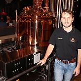 Dennis Lischka ist der Braumeister in der Barfüßer Hausbrauerei in Pfullendorf.