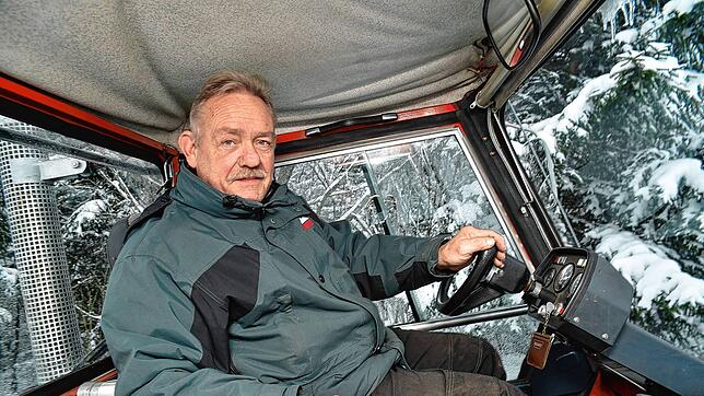 Hartmut Haas, hier im November 2022 in der Pistenraupe zum Präparieren des Hangs, hört nach dieser Saison als Betreiber des ...