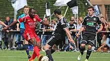 Umkämpfter Auftakt: In der ersten Relegationspartie um den Landesliga-Aufstieg setzte sich der FC Schonach (Mitte Christian Hettich, ...