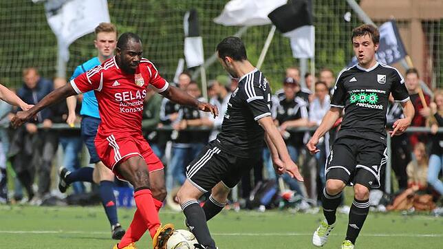 Umkämpfter Auftakt: In der ersten Relegationspartie um den Landesliga-Aufstieg setzte sich der FC Schonach (Mitte Christian Hettich, ...