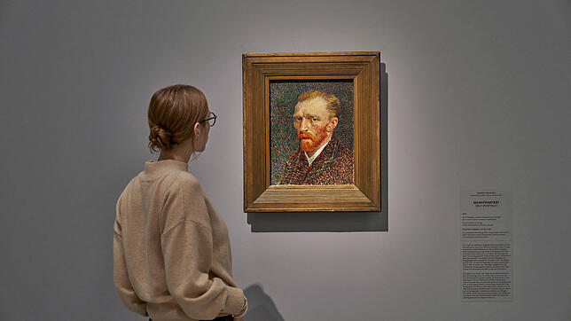 Eine Besucherin betrachtet ein Selbstporträt des Malers Vincent van Gogh (1853-1890).