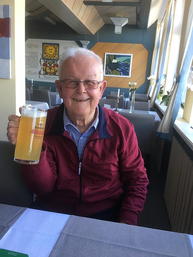 Leserbild "Endlich wieder....!" von Joachim Hotz "Endlich mal wieder ein frisch gezapftes Faßbier, und das an meinem Geburtstag, ein Glücksgefühl!" - Joachim Hotz