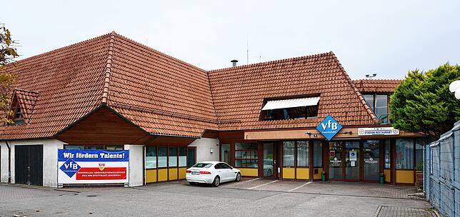 Die VfB-Sporthalle, Baujahr 1981, gehört dem VfB Friedrichshafen. Ein Sanierungsgutachten liegt seit 2011 vor. Doch die Stadt fühlt sich ...
