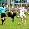 Der FC Steißlingen (in der Mitte Daniel Baier) ist nach der Niederlage gegen den FC Hilzingen (rechts Lukas Bracher) noch in ...