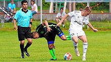 Der FC Steißlingen (in der Mitte Daniel Baier) ist nach der Niederlage gegen den FC Hilzingen (rechts Lukas Bracher) noch in ...