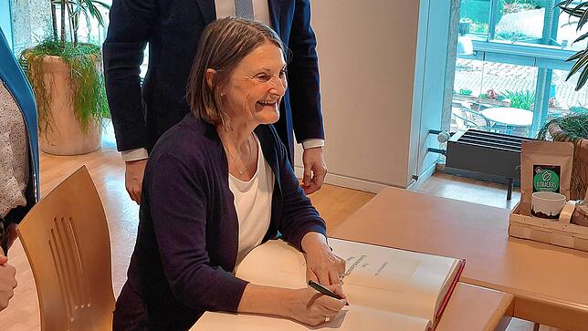Regierungspräsidentin Bärbel Schäfer beim Eintrag in das Goldene Buch der Stadt.