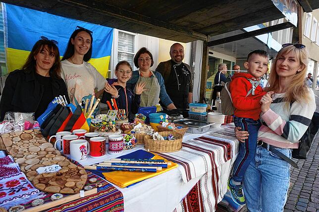 Schönes Angebot: Mit ukrainischen Spezialitäten und Handarbeiten bereichert dieser Stand den Sonntagsverkauf.