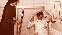 Schwester Theoponta und Dorfschwester Klara probieren auf diesem undatierten Foto den Badelifter in der Krankenstation aus. Vor genau 50 ...
