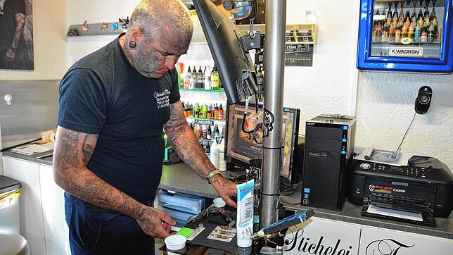 Akribisch bereitet Tätowierer Meik Schmidt alles für den nächsten Kunden vor.