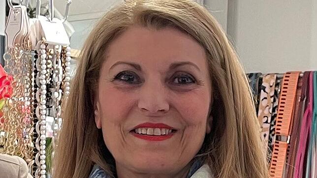 Oben ohne (von links): Kundin Melanie Ehrat, Alba Pisano, Inhaberin der Boutique Domino Moden, und Toni Vassalli freuen sich, dass die ...