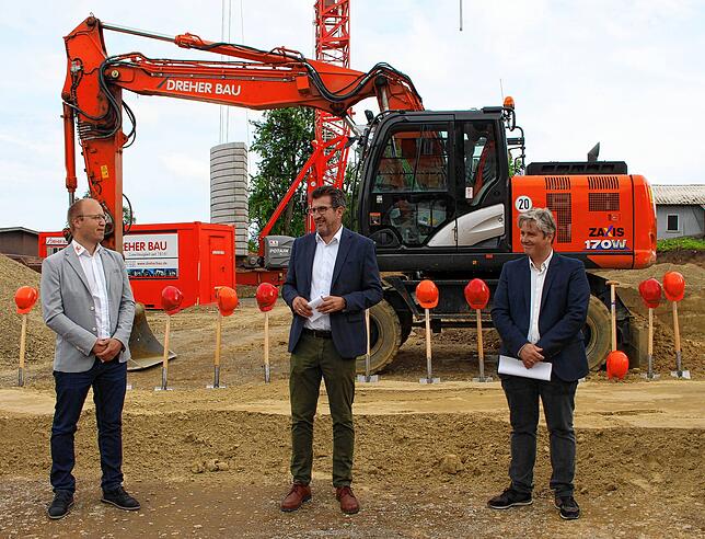 Bürgermeister Ralph Gerster (Mitte) drückte ebenso wie Tobias Löffler (links) und Frank Dreher (rechts) seine Freude über den ...