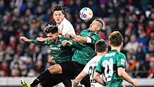 Stuttgarts Mittelfeldspieler Takan Karazor (L) und Stuttgarts Verteidiger Waldemar Anton (M) kämpfen um den Ball mit Freiburgs ...