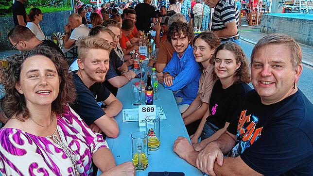 Den Gästen macht es sichtlich Spaß beim 42. Dorffest in Dangstetten.