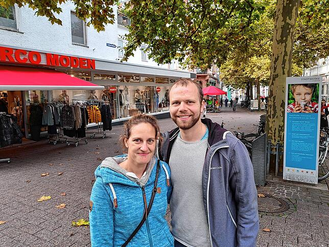 Das Paar Jill und Kai Gerber aus Remscheid, wohnt seit 2020 in Radolfzell. Sie haben an einem ihrer beiden Autos ein Konstanzer ...