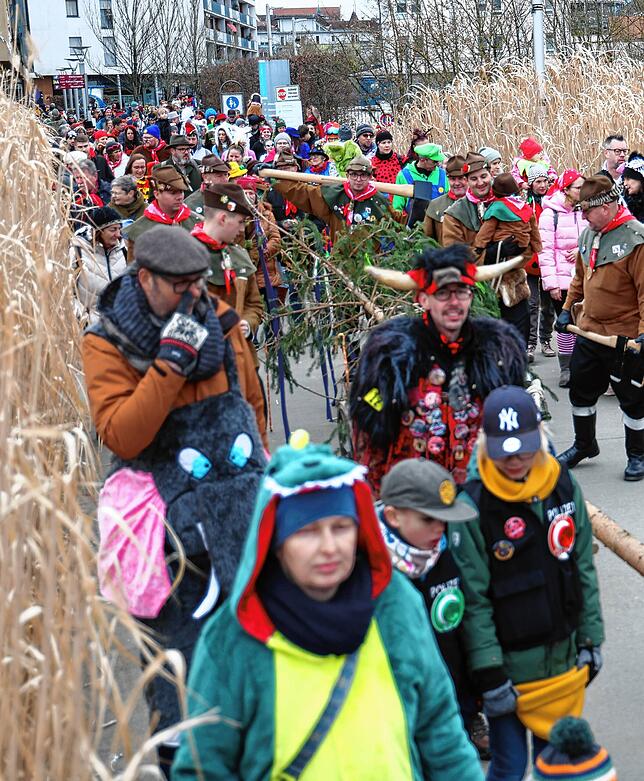 Bild 21: Bilder vom Kindernarrenbaumstellen