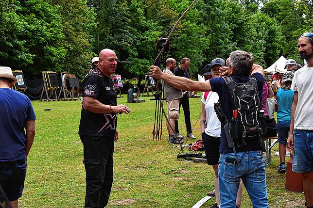 Bild 23: Ausgelassene Stimmung in Eigeltingen: Die 25. Internationale Bogen- und Messermachermesse in der Lochmühle